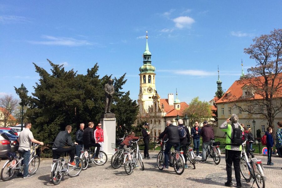 Prague: Stunning Viewpoints, Castle, City & Park E-Bike Tour - Is the traffic a serious problem?