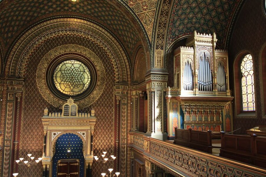 Prague: Synagogues and Jewish Quarter Private Walking Tour - The Old Jewish Cemetery and Old Ceremonial Hall