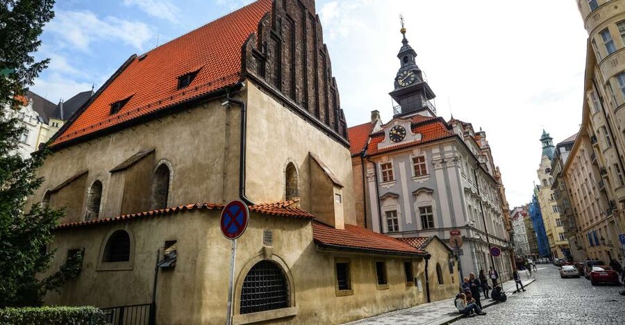 Prague: Synagogues and Jewish Quarter Private Walking Tour - Seeing the Old-New Synagogue