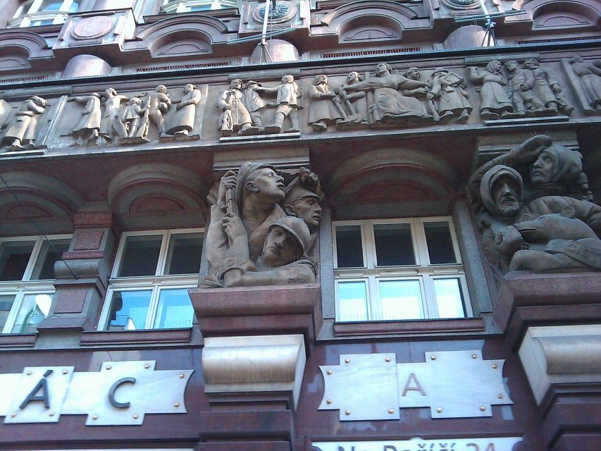 Prague: Tailored Sightseeing Tour in French - Jan Hus and the Czech Reformation are available themes