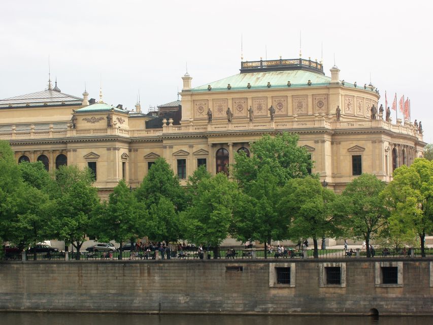Prague: Tailored Sightseeing Tour in French - A private group makes the price easier to judge