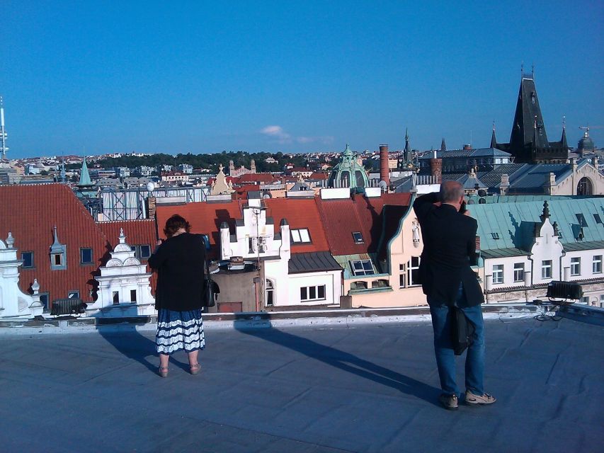 Prague: Tailored Sightseeing Tour in French - What kind of guide experience should you expect?