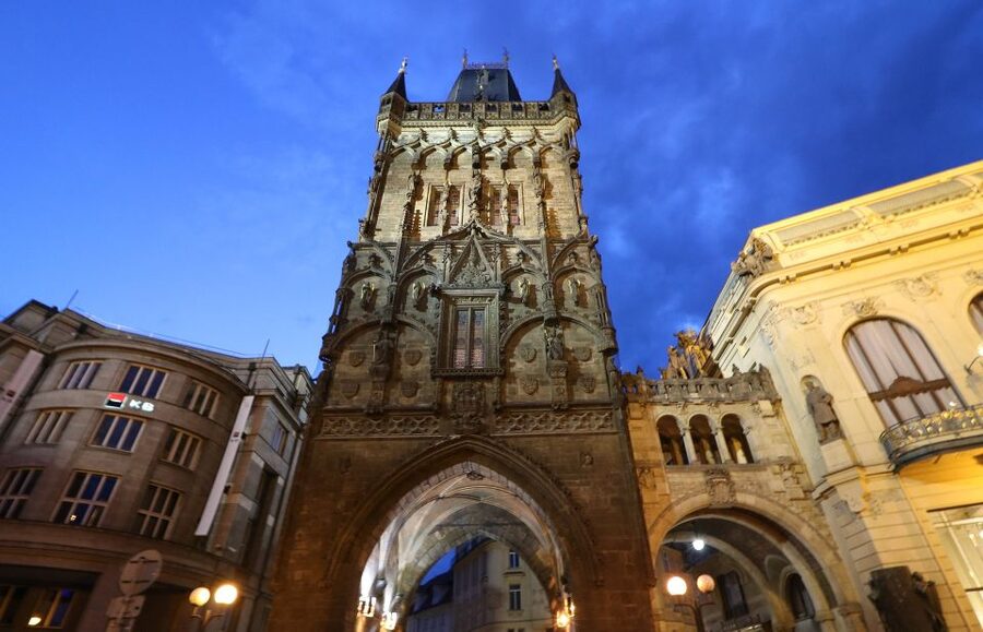 Prague Tour in Spanish - Finding the guide with the navy umbrella