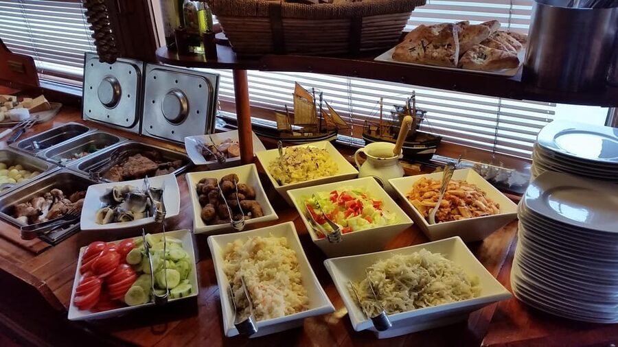 Prague: Vltava River Evening Dinner Cruise - What a Prague river dinner really offers