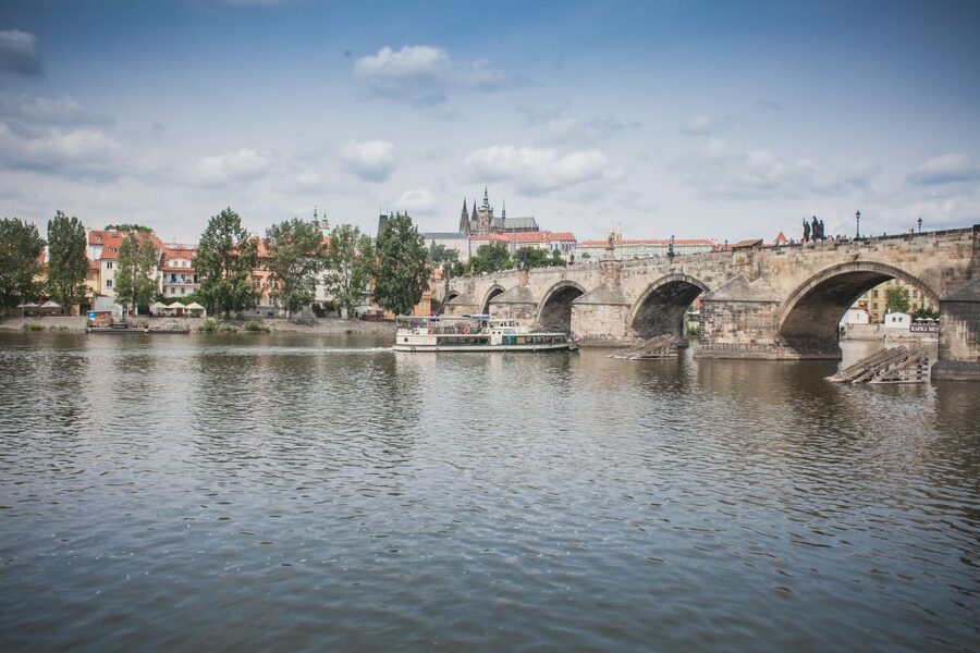 Prague: Vltava River Evening Dinner Cruise - Who should book this evening