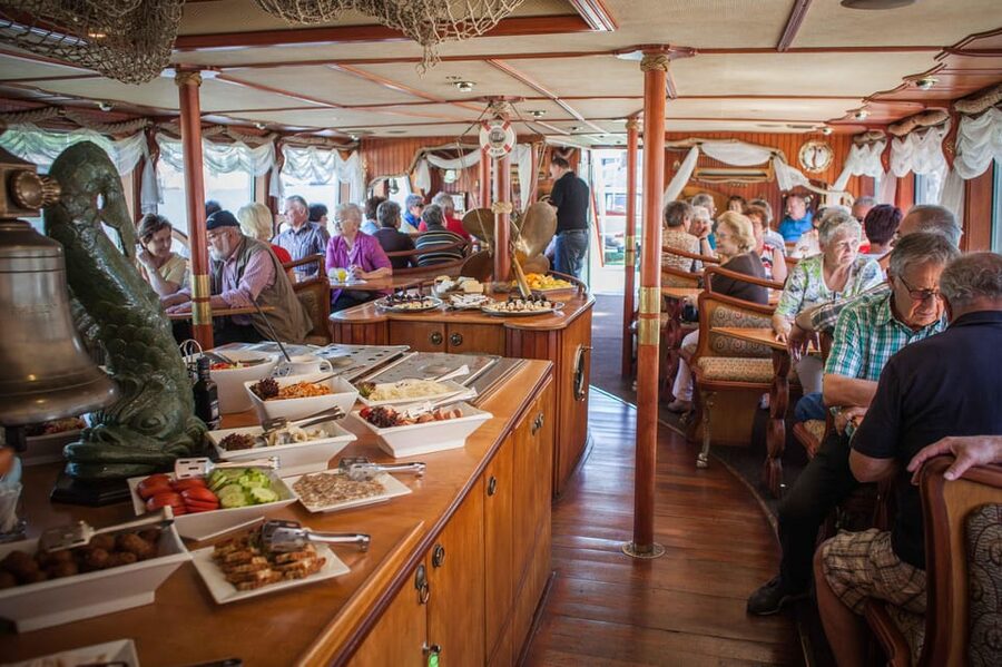Prague: Vltava River Evening Dinner Cruise - Old Town and Lesser Town after dark