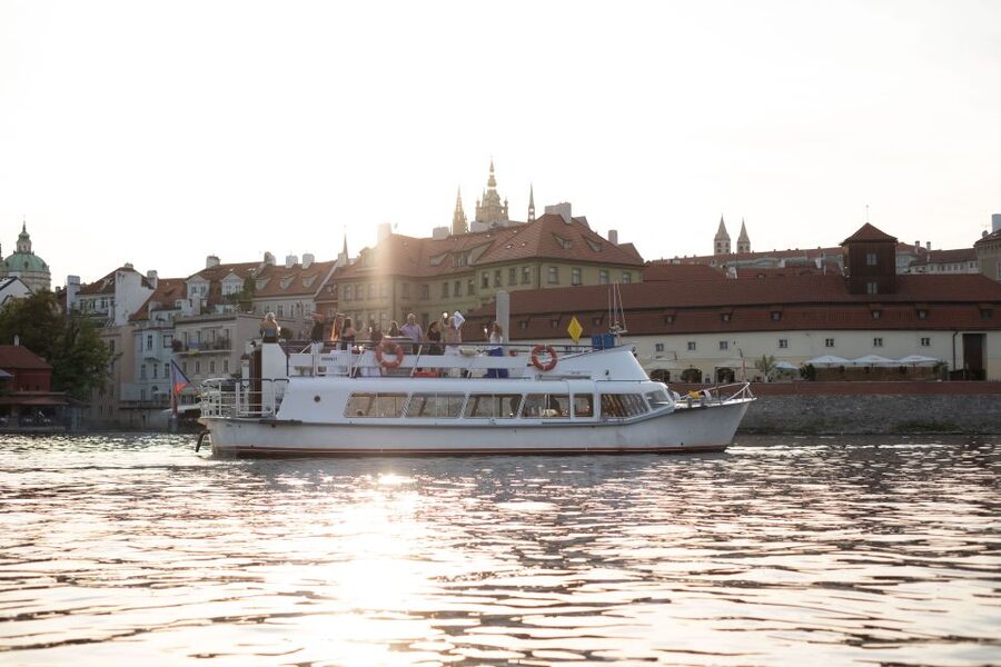 Prague: Vltava River Private Boat Party with Drinks - Key points to know before booking