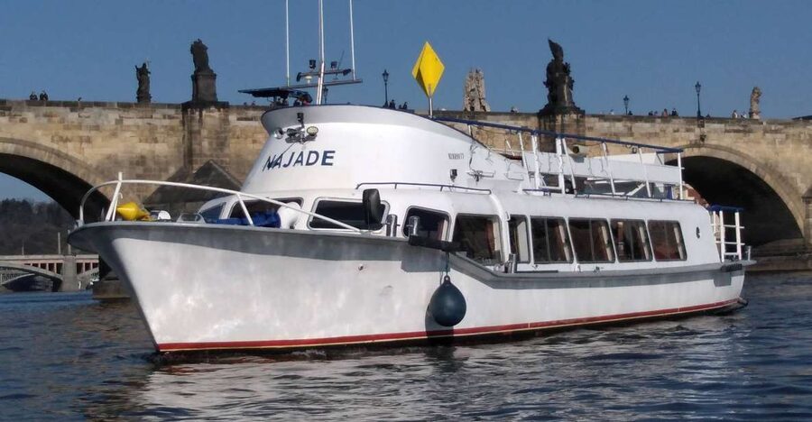 Prague: Vltava River Private Boat Party with Drinks - A private hour on Prague’s river