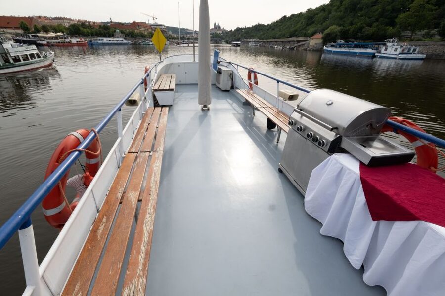 Prague: Vltava River Private Boat Party with Drinks - The National Theatre and the historic riverbanks