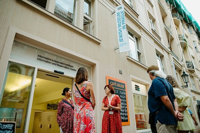 PRIVATE: 3h Stories of Prague Jewish Quarter Tour, drink included - What the private format changes