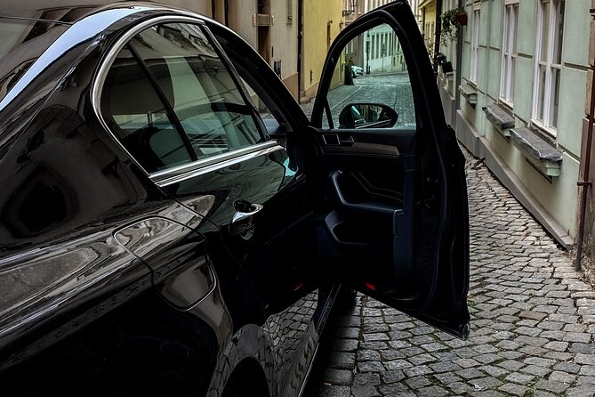 Private ARRIVAL Transfer by LIMOUSINE 3+1pax - A private limousine for three people
