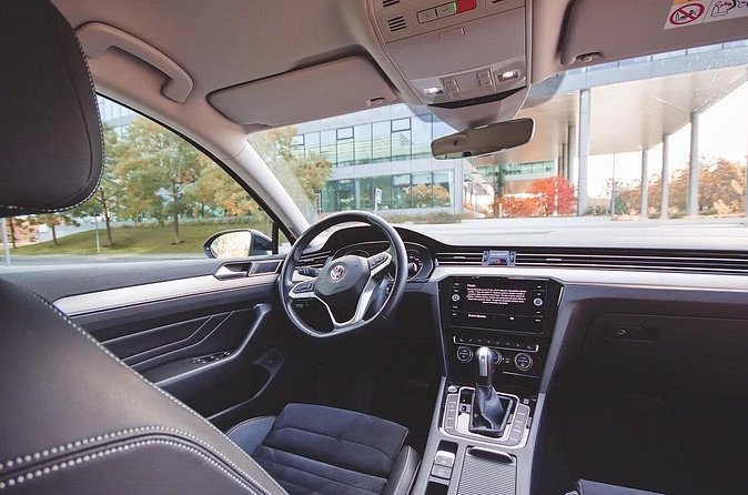 Private ARRIVAL Transfer by LIMOUSINE 3+1pax - The important weakness: pickup timing and driving quality