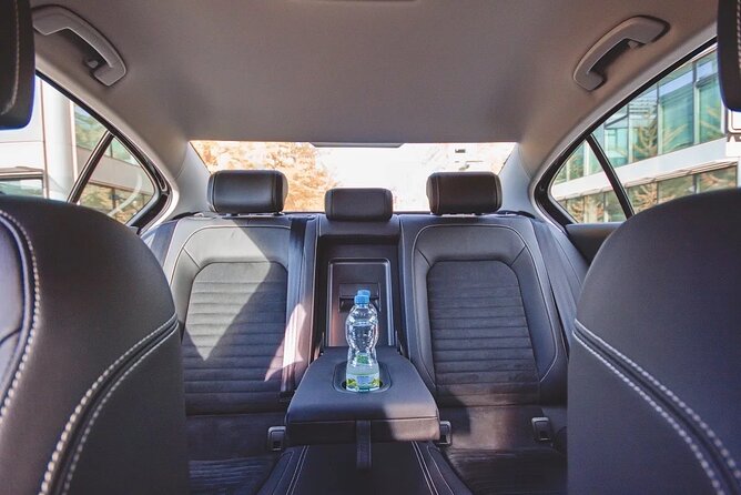 Private ARRIVAL Transfer by LIMOUSINE 3+1pax - Why the small extras matter after a flight