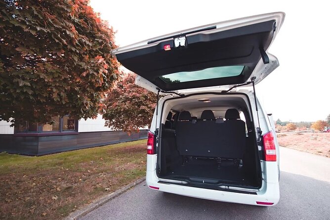 Private ARRIVAL Transfer by MINIVAN Mercedes Vito 8+1pax - A welcome that can include thoughtful extras