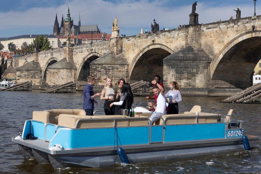 Private Boat Cruise With Unlimited Prosecco - Kampa Island and the castle view