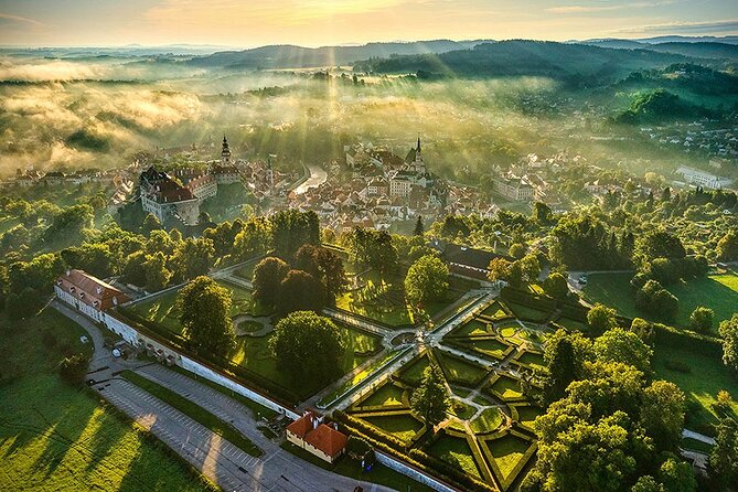 Private Day Trip from Prague to Cesky Krumlov - What the private guide adds
