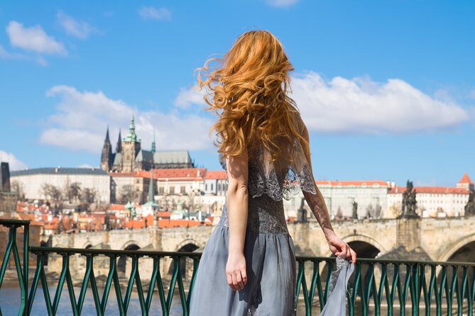 Private Photoshoot Tour in Prague - Meeting Julia in Old Town Square