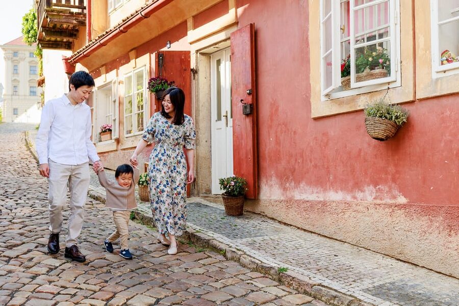 Private Prague Sunrise Photoshoot + Walking Tour - What the photography session feels like