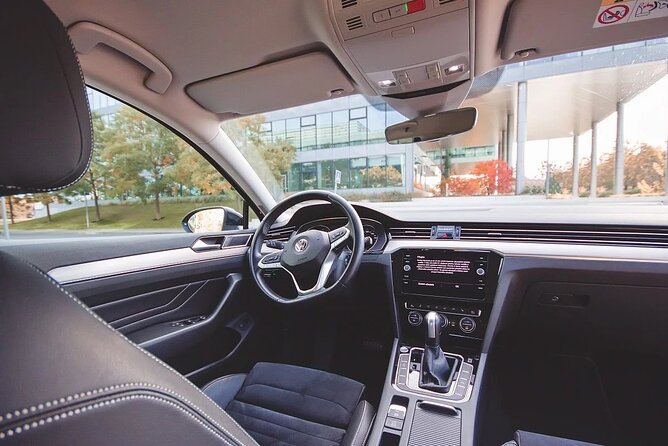 Private ROUND-TRIP (FROM and TO the AIRPORT) by LIMOUSINE 3+1pax - Why the private format can be worth the price