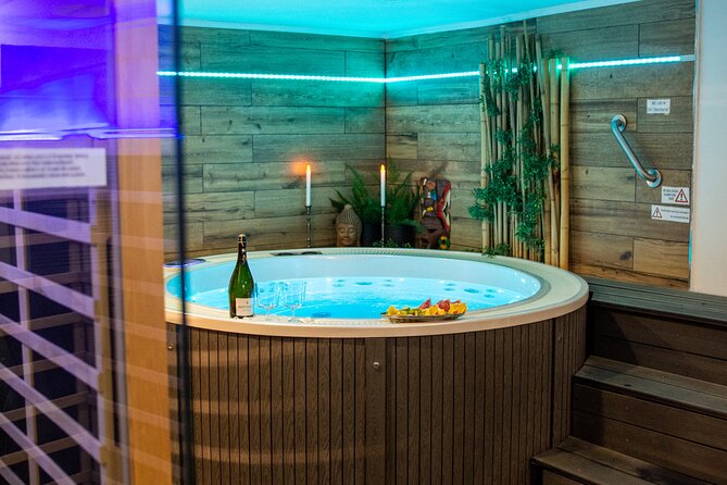 Private Spa with Jacuzzi and Sauna - BLACK ZONE - A closer look at the spa setting