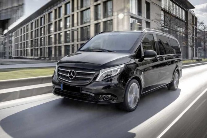 Private Transfer from Prague Airport to Prague City Hotels 1 - 3 pax - A private ride with room to settle in