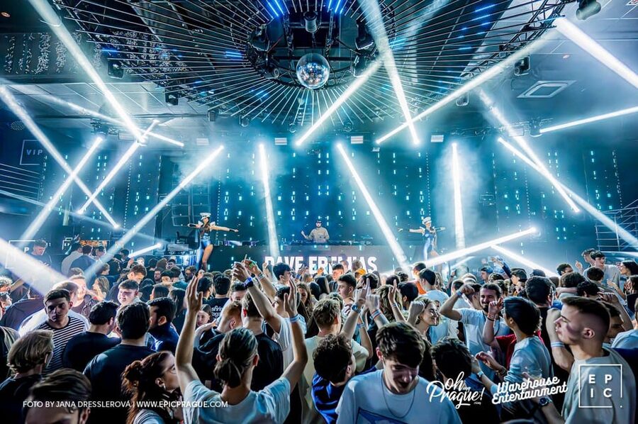 Pub Crawl with Shots and Night Club I Prague - Shots, drink discounts, and the two-hour open bar option