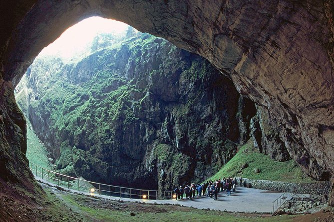 PUNKVA CAVES, ABYSS and PERNSTEJN CASTLE =only from Apr to Sep - What the private format really gives you