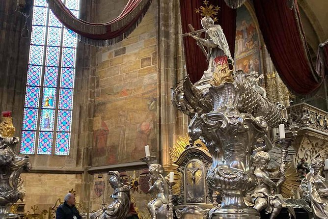 Small-Group Tour of Prague Castle with a local guide - St. George’s Basilica and the older castle
