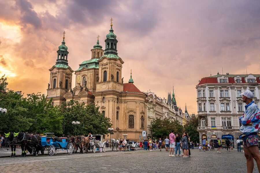 The Royal road, walking tour in french - Týn Court and Old Town Square in 35 minutes