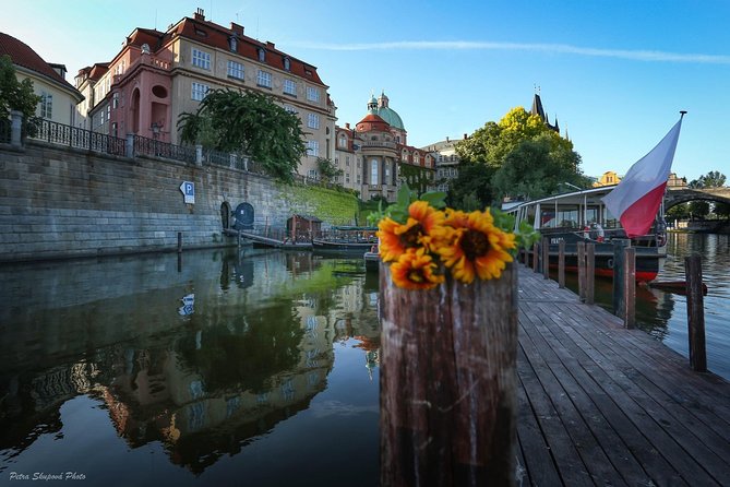 VIP Private tour Prague: Castle, Lunch, Beer, Boat - Charles Bridge, Prague’s great crossing