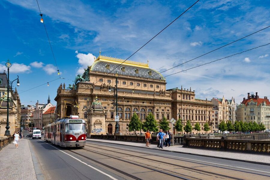Walking tour of Prague in French : Nové Město - Powder Tower, Municipal House, and the city’s public face