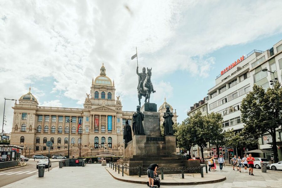 Walking tour of Prague in French : Nové Město - David Černý and Prague’s modern sense of humor